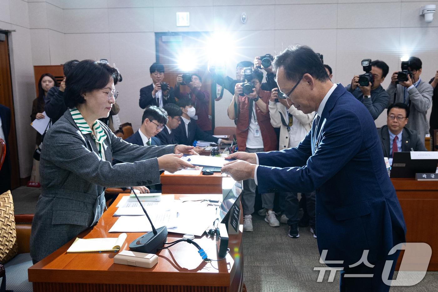 김대웅 서울고등법원장이 지난 20일 서울 여의도 국회 법제사법위원회에서 열린 서울고법·서울중앙지법 등에 대한 국정감사에 출석해 선서문을 추미애 법사위원장에게 전달하고 있다. 2025.10.20/뉴스1 ⓒ News1 유승관 기자