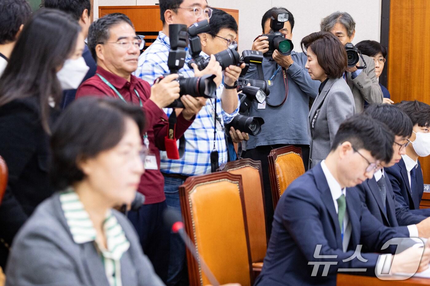 나경원 국민의힘 의원이 20일 서울 여의도 국회 법제사법위원회에서 열린 서울고법·서울중앙지법 등에 대한 국정감사에 앞서 남편인 김재호 춘천지방법원장의 출석과 관련해 신상발언 후 이석하고 있다. 2025.10.20/뉴스1 ⓒ News1 유승관 기자