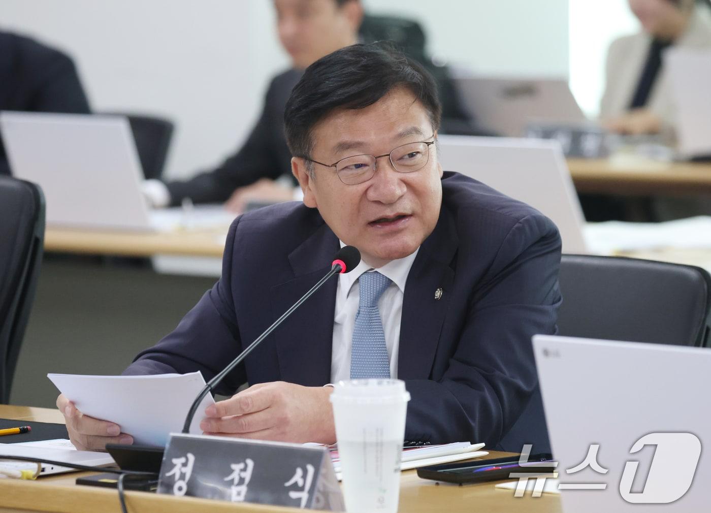 본문 이미지 - 정점식 국민의힘 의원이 20일 경기 수원시 영통구 경기도청에서 열린 국회 국토교통위원회의 경기도에 대한 국정감사에서 질의를 하고 있다. 2025.10.20/뉴스1 ⓒ News1 김영운 기자