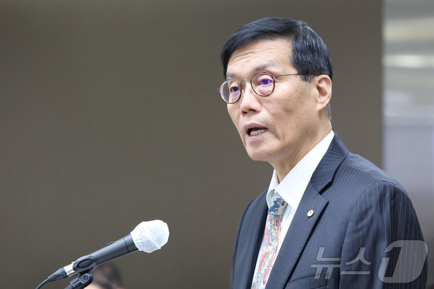 이창용 한국은행 총재가 20일 오전 서울 중구 한국은행에서 열린 국회 기획재정위원회의 한국은행에 대한 국정감사에서 업무보고를 하고 있다. &#40;공동취재&#41; 2025.10.20/뉴스1 ⓒ News1 황기선 기자