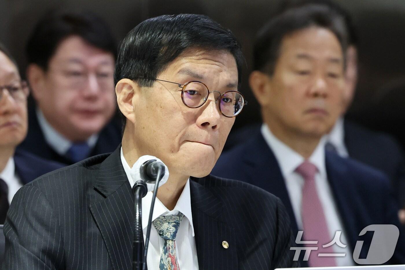 본문 이미지 - 이창용 한국은행 총재가 20일 오전 서울 중구 한국은행 본점에서 열린 2025년도 국회 기획재정위원회 한국은행 국정감사에서 생각에 잠겨 있다. 2025.10.20/뉴스1 ⓒ News1 황기선 기자