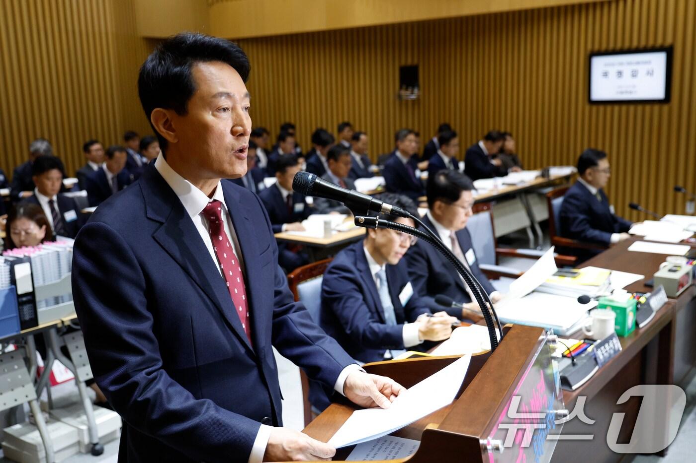오세훈 서울시장이 20일 오전 서울 중구 서울시청에서 열린 국회 국토교통위원회의 서울시청에 대한 국정감사에서 업무보고를 하고 있다. 2025.10.20/뉴스1 ⓒ News1 박정호 기자