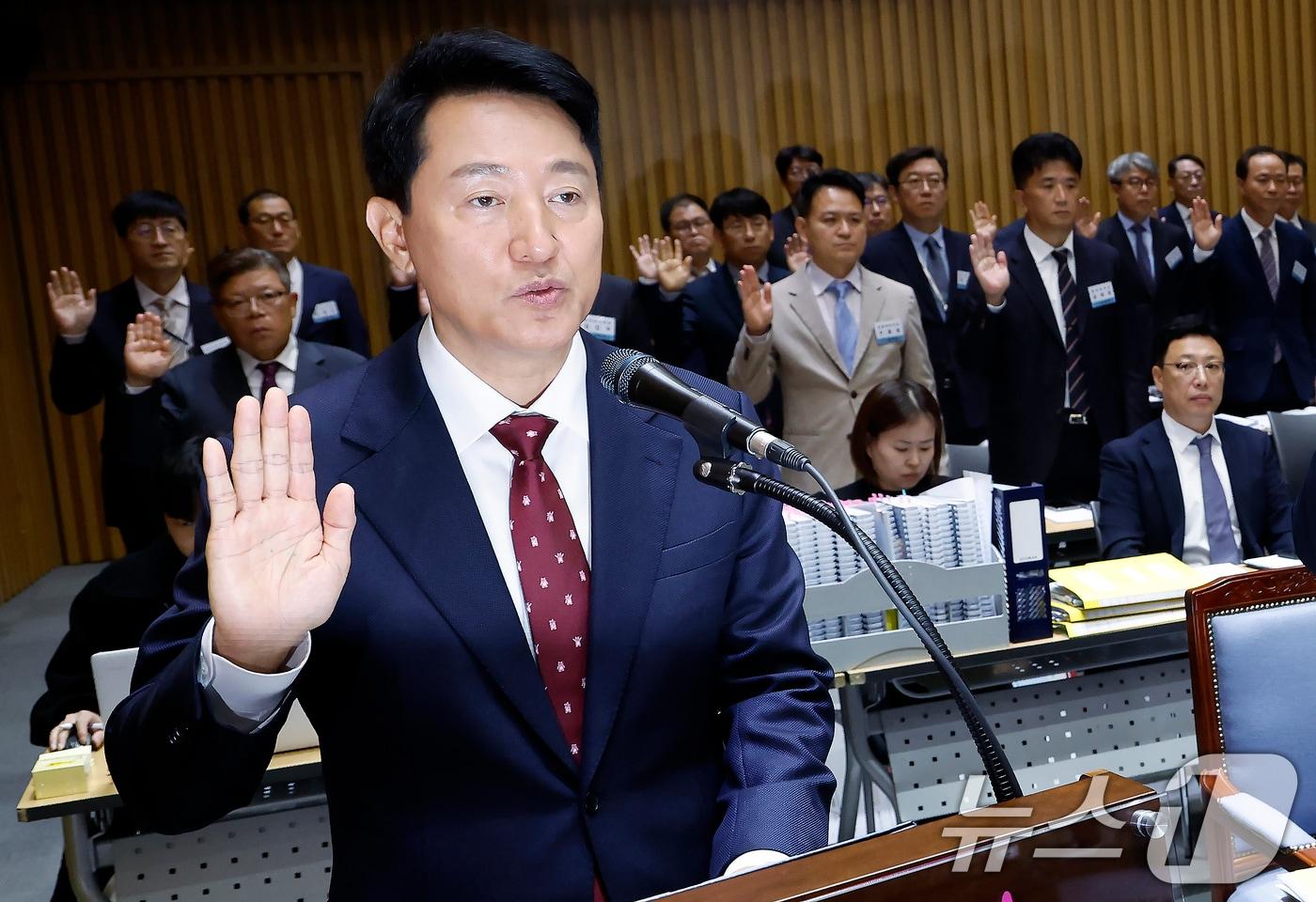 오세훈 서울시장이 20일 오전 서울 중구 서울시청에서 열린 국회 국토교통위원회의 서울시청에 대한 국정감사에서 증인 선서를 하고 있다. 2025.10.20/뉴스1 ⓒ News1 박정호 기자