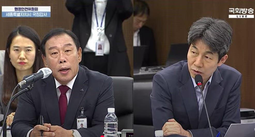 본문 이미지 -  국회 행정안전위원회 세종시 국정감사에서 윤건영 의원&#40;오른쪽&#41;이 최민호 시장과 질의응답을 하고 있다. / 유튜브 국회방송 캡처