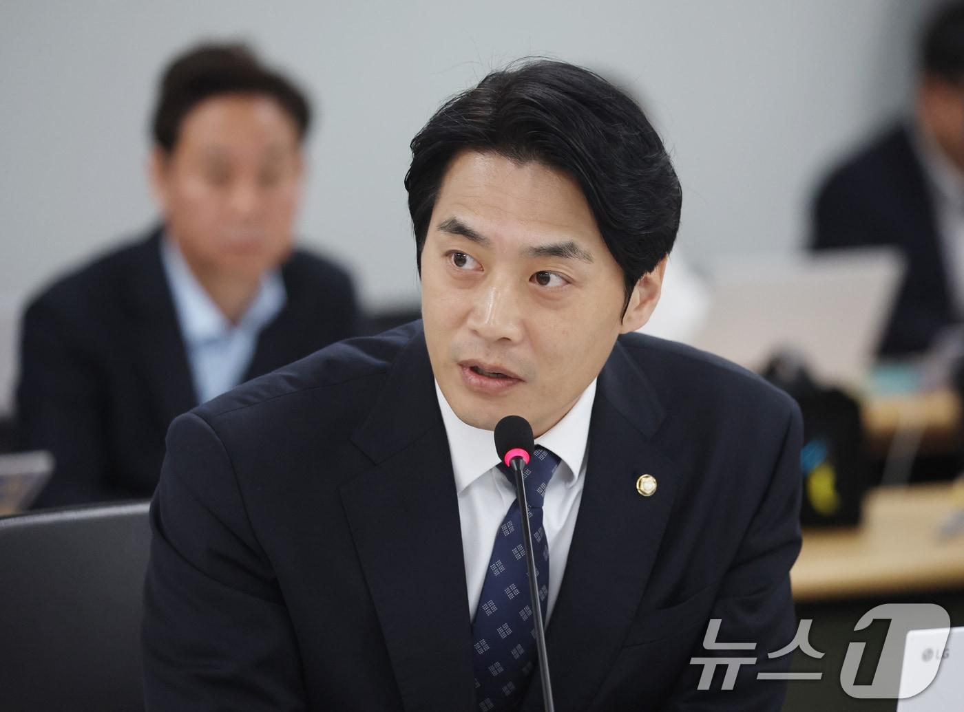 본문 이미지 - 한준호 더불어민주당 의원이 20일 경기 수원시 영통구 경기도청에서 열린 국회 국토교통위원회의 경기도에 대한 국정감사에서 질의를 하고 있다. 2025.10.20/뉴스1 ⓒ News1 김영운 기자