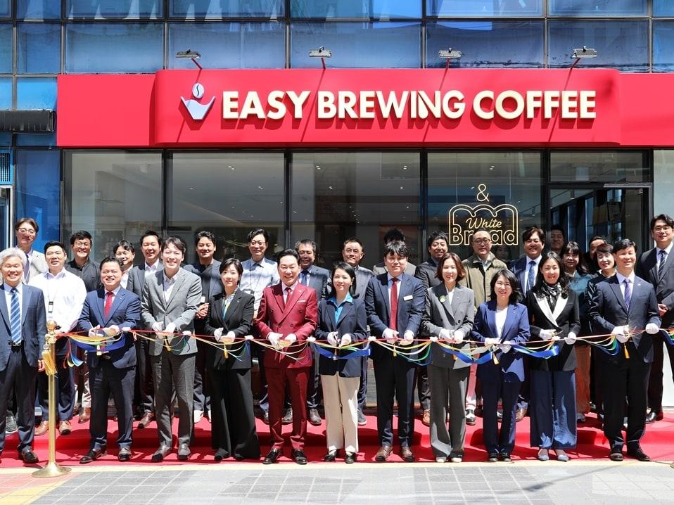 본문 이미지 - 지난 5월7일 서울 영등포구청 인근에 개장한 본아이에프 신규 커피 브랜드 '이지브루잉 커피' 직영점 전경. (본아이에프 제공)