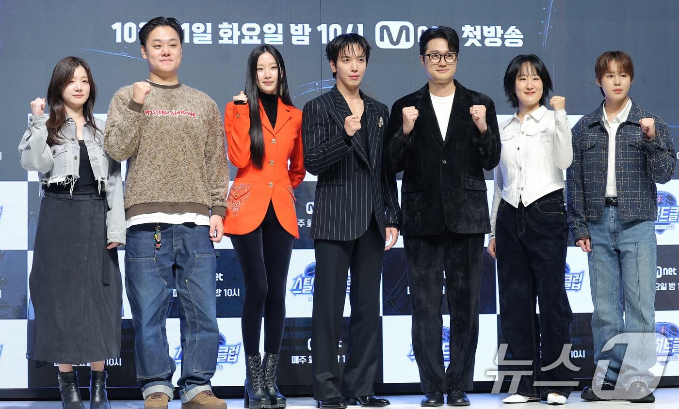 김은미 PD(왼쪽부터)와 이형진 PD, 디렉터 정용화, 이장원, 선우정아, 하성운이 20일 오전 서울 강남구 엘리에나호텔에서 열린 Mnet '스틸하트클럽' 제작발표회에 참석해 포즈를 취하고 있다. ‘스틸하트클럽'은 기타, 드럼, 베이스, 보컬, 키보드 각 포지션별 개인 참가자들이 청춘의 낭만과 날 것의 감성, 무대 위 본능을 무기로 ‘최후의 헤드라이너 밴드’를 결성하기 위해 치열한 경쟁을 펼치는 글로벌 밴드 메이킹 프로젝트다. ⓒ News1 권현진 기자