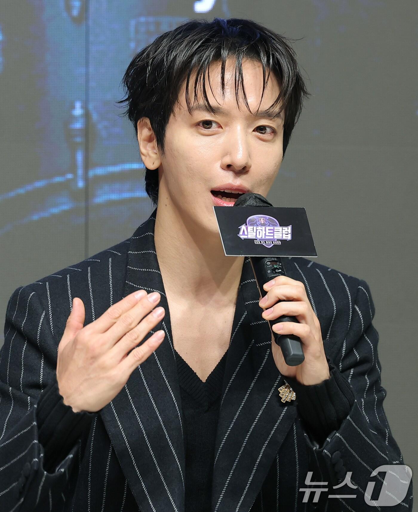 본문 이미지 - 씨엔블루 정용화가 20일 오전 서울 강남구 엘리에나호텔에서 열린 Mnet '스틸하트클럽' 제작발표회에 참석해 인사말을 하고 있다. ‘스틸하트클럽'은 기타, 드럼, 베이스, 보컬, 키보드 각 포지션별 개인 참가자들이 청춘의 낭만과 날 것의 감성, 무대 위 본능을 무기로 ‘최후의 헤드라이너 밴드’를 결성하기 위해 치열한 경쟁을 펼치는 글로벌 밴드 메이킹 프로젝트다. 2025.10.20/뉴스1 ⓒ News1 권현진 기자