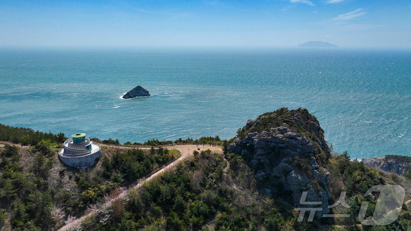 완도군, 치유의 섬 조성 프로젝트 가동. 청산도 범바위 기 치유 명상공간 &#40;완도군 제공. 재판매 및 DB금지&#41; /뉴스1 