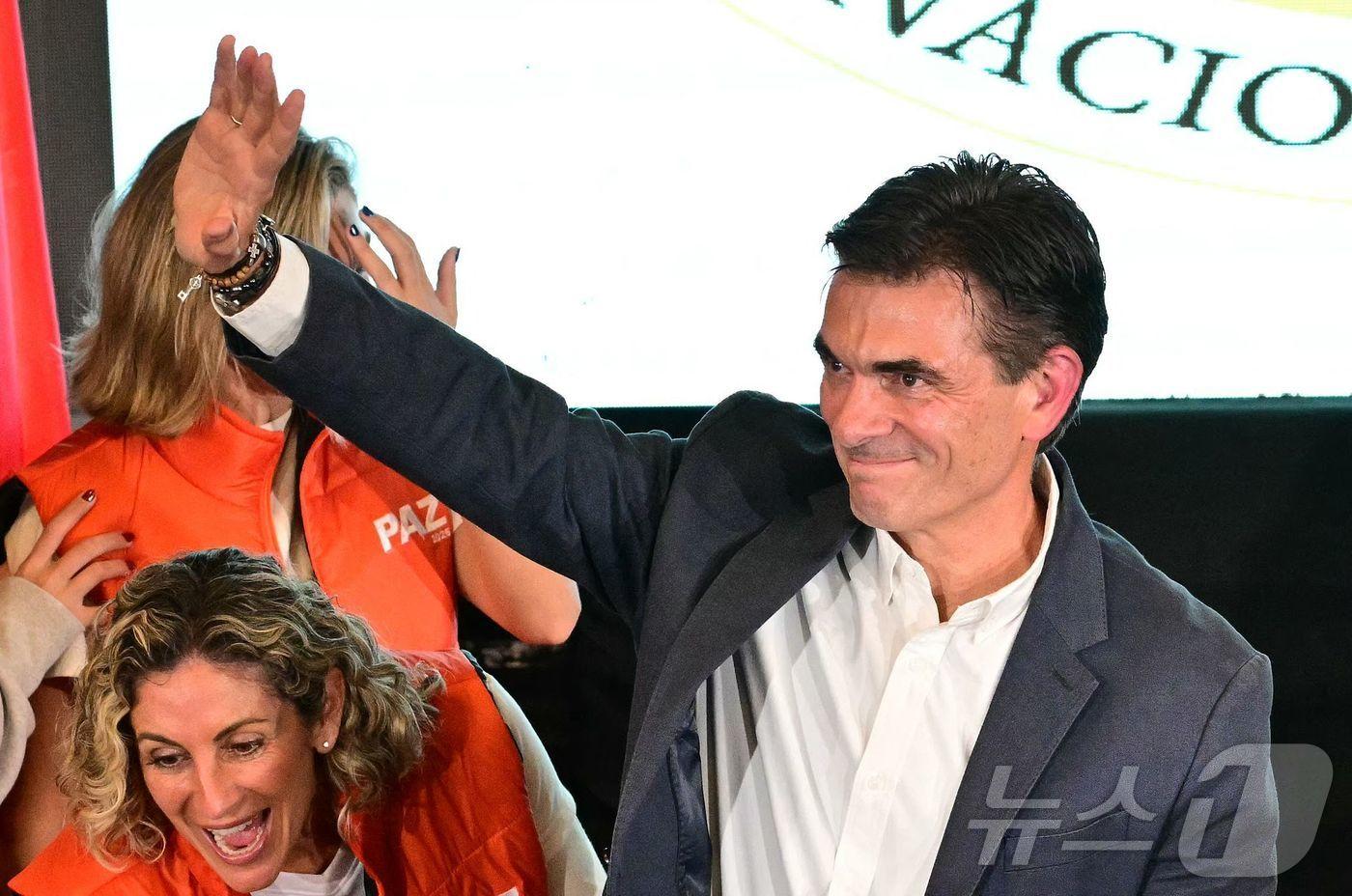 로드리고 파스 볼리비아 대통령 당선자가 19일&#40;현지시간&#41; 라파스에서 대선 결선 투표 결과 발표 후 승리를 축하하고 있다. 2025.10.19. ⓒ AFP=뉴스1 ⓒ News1 윤다정 기자