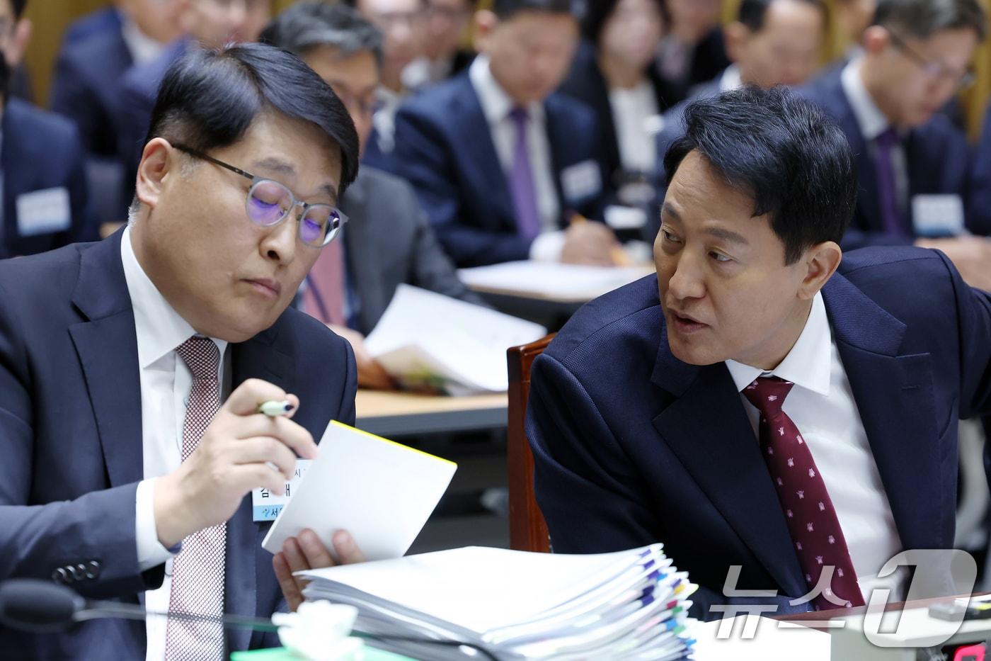본문 이미지 - 오세훈 서울시장이 20일 오전 서울 중구 서울시청에서 열린 국회 국토교통위원회의 서울시청에 대한 국정감사에서 김태균 행정1부시장과 대화를 나누고 있다. 2025.10.20 ⓒ 뉴스1 박정호 기자