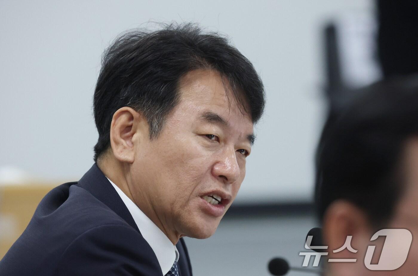 문진석 더불어민주당 의원이 지난 20일 경기 수원시 영통구 경기도청에서 열린 국회 국토교통위원회의 경기도에 대한 국정감사에서 질의를 하고 있다. 2025.10.20/뉴스1 ⓒ News1 김영운 기자