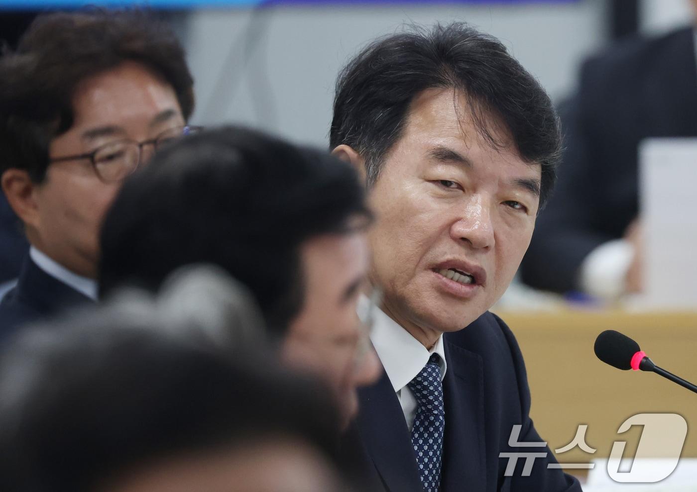 문진석 더불어민주당 의원이 20일 경기 수원시 영통구 경기도청에서 열린 국회 국토교통위원회의 경기도에 대한 국정감사에서 질의를 하고 있다. 2025.10.20/뉴스1 ⓒ News1 김영운 기자