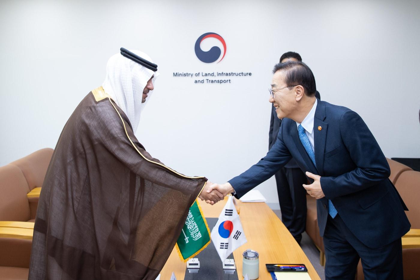 김윤덕 국토부 장관이 20일 사우디의 마제드 알 호가일&#40;Majed Al-Hogail&#41; 지방자치주택부 장관을 만나 악수를 나누고 있다.&#40;국토부 제공&#41; / 뉴스1 ⓒ News1