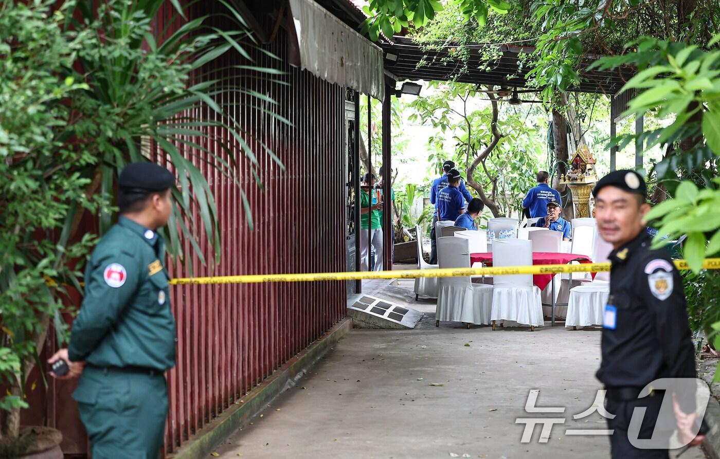 캄보디아 현지 경찰들이 20일(현지시간) 캄보디아 프놈펜 턱틀라사원에서 지난 8월 보코산 지역의 온라인스캠범죄단지에 감금돼 고문 끝에 숨진 대학생 박모씨의 시신을 부검을 앞두고 대기하고 있다. 2025.10.20/뉴스1 ⓒ News1 김도우 기자