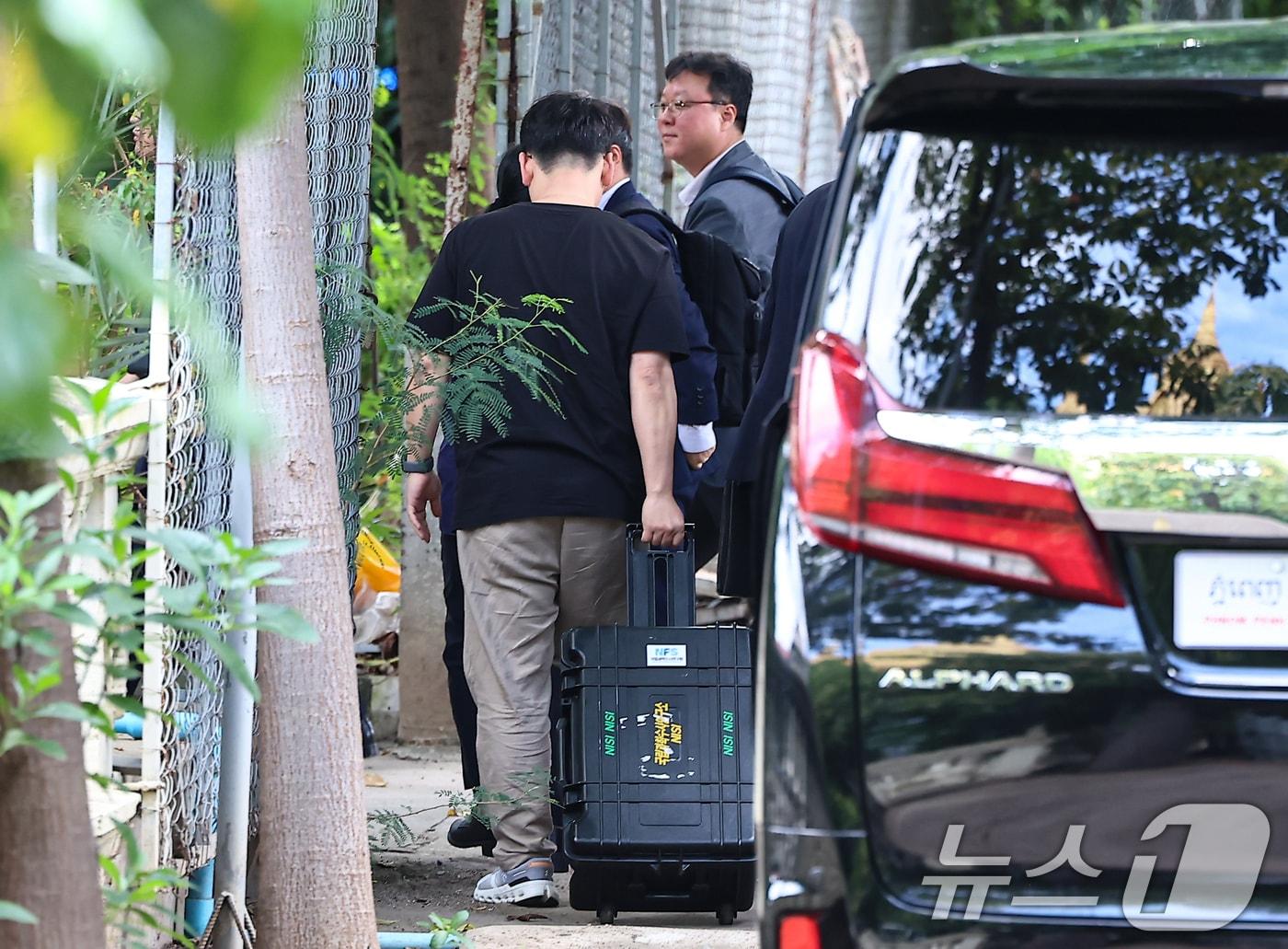 본문 이미지 - 국립과학수사연구원 부검의, 담당 수사관 등이 지난 10월20일&#40;현지시간&#41; 캄보디아 프놈펜 턱틀라사원에서 지난 8월 보코산 지역의 온라인스캠범죄단지에 감금돼 고문 끝에 숨진 대학생 박모씨의 시신을 부검하기 위해 안치실로 들어가고 있다. 2025.10.20/뉴스1 ⓒ News1 김도우 기자