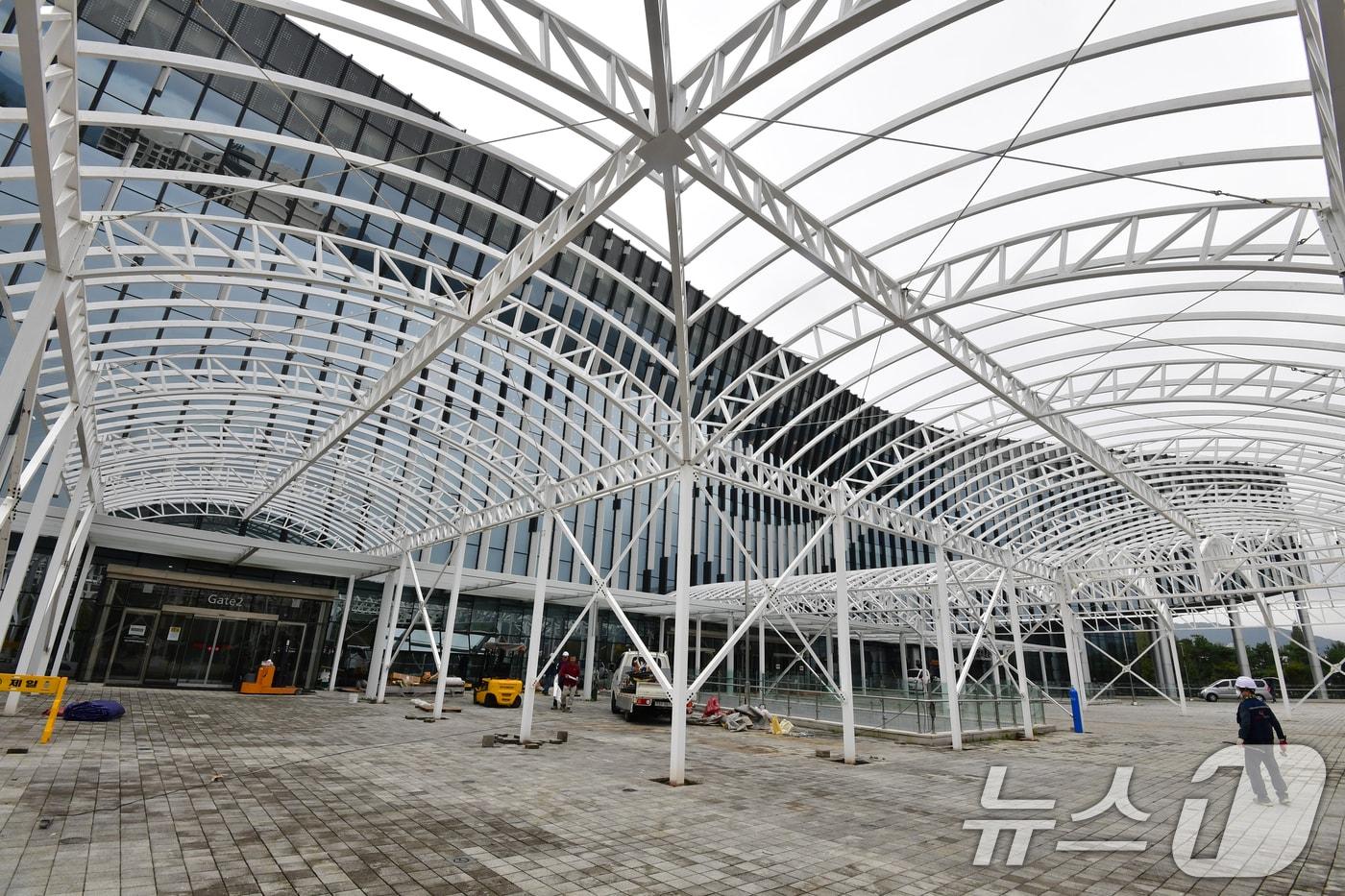 APEC 정상회의를 열흘 앞둔 20일 정상회의장인 경북 경주시 화백컨벤션센터 입구에 대형 보안 시설이 설치되고 있다. ⓒ News1 최창호 기자