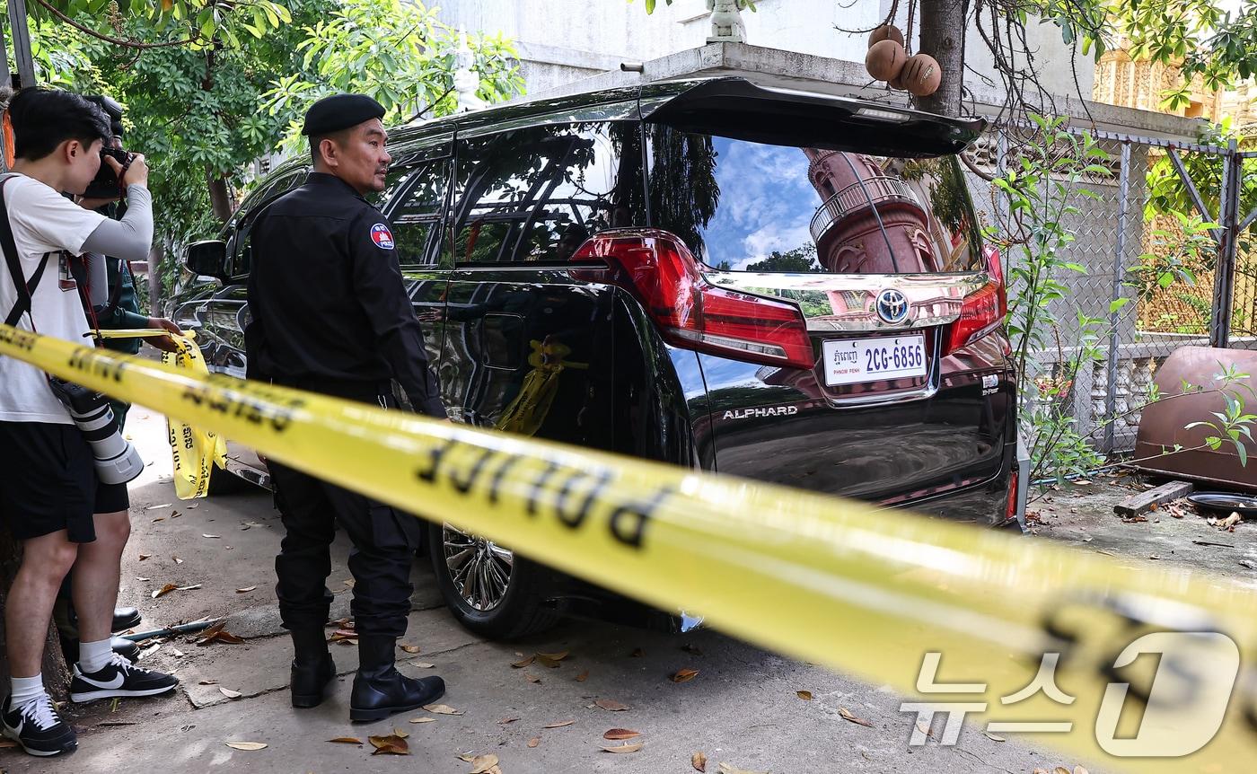 국립과학수사연구원 부검의, 담당 수사관 등이 탑승한 차량이 20일&#40;현지시간&#41; 캄보디아 프놈펜 턱틀라사원에서 지난 8월 보코산 지역의 온라인스캠범죄단지에 감금돼 고문 끝에 숨진 대학생 박모씨의 시신을 부검하기 위해 안치실로 들어서고 있다. 2025.10.20/뉴스1 ⓒ News1 김도우 기자
