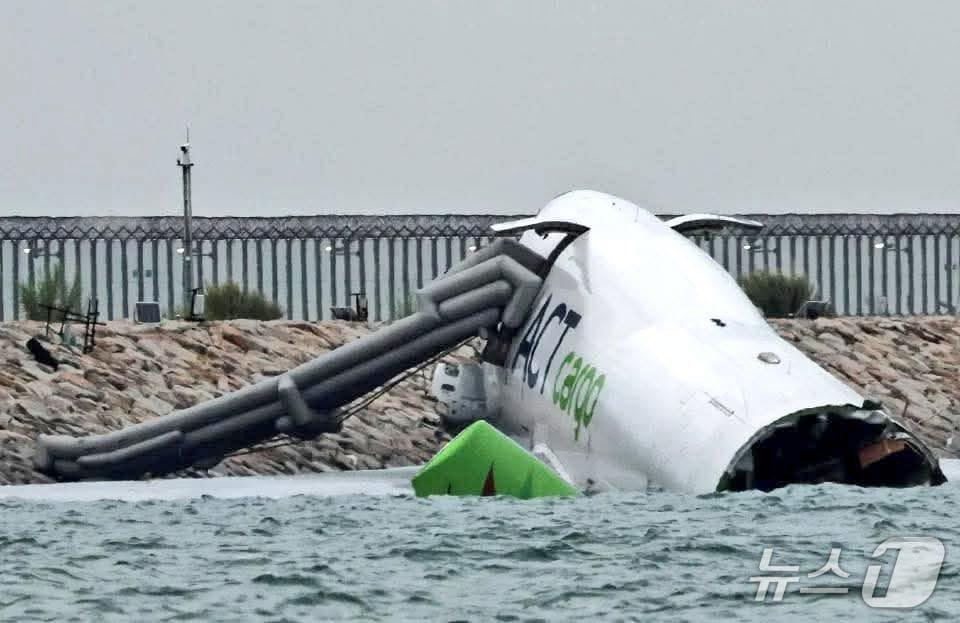 본문 이미지 - 홍콩 국제공항에서 화물기가 활주로를 이탈해 지상 차량을 들이받고 바다에 빠졌다. (출처 인포먼트 엑스)