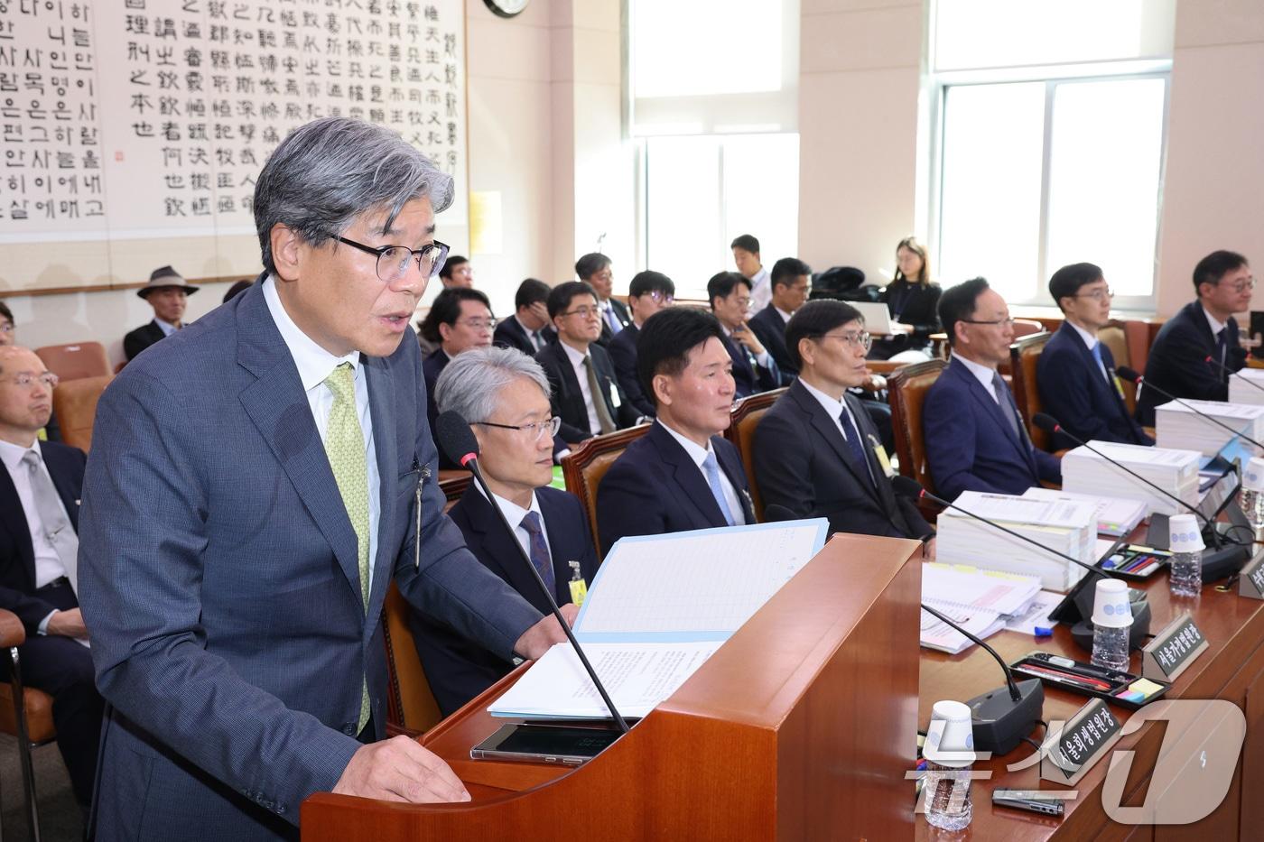 나경원 국민의힘 의원의 남편인 김재호 춘천지방법원장(오른쪽)이 20일 서울 여의도 국회 법제사법위원회에서 열린 서울고법·서울중앙지법 등에 대한 국정감사에서 의원 질의에 답변하고 있다. 2025.10.20/뉴스1 ⓒ News1 신웅수 기자