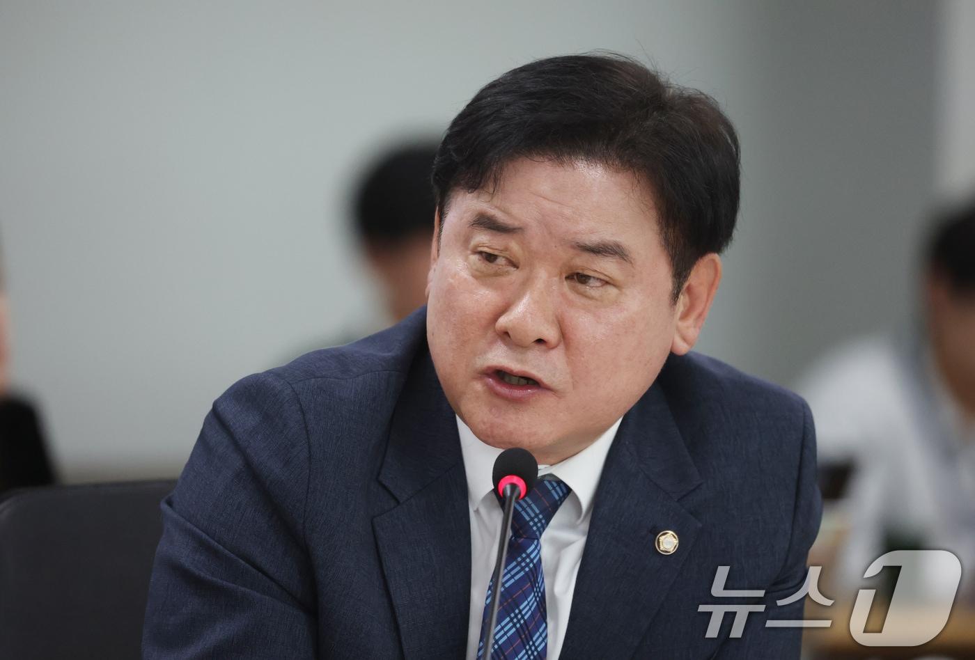 본문 이미지 - 윤종군 더불어민주당 의원이 지난달 20일 경기 수원시 영통구 경기도청에서 열린 국회 국토교통위원회의 경기도에 대한 국정감사에서 질의를 하고 있다. 2025.10.20/뉴스1 ⓒ News1 김영운 기자