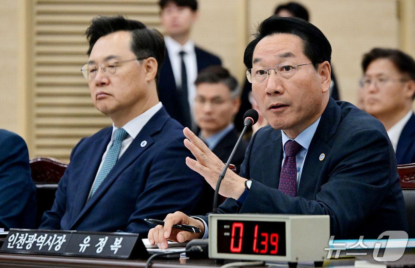 유정복 인천광역시장이 20일 시청 대회의실에서 열린 &#39;2025년 국회 행정안전위원회 국정감사&#39;에서 의원들의 질문에 답변하고 있다. &#40;인천시 제공.재판매 및 DB금지&#41;