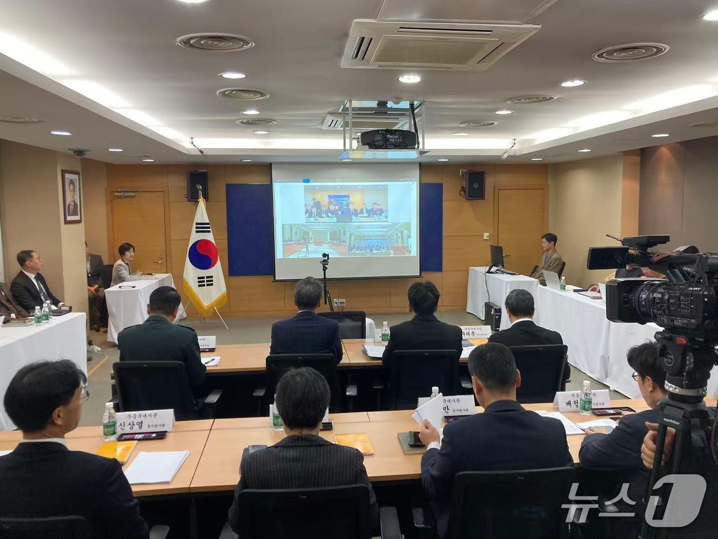 본문 이미지 - 주중국 베이징 대사관에서 화상으로 국정감사가 진행되고 있다.