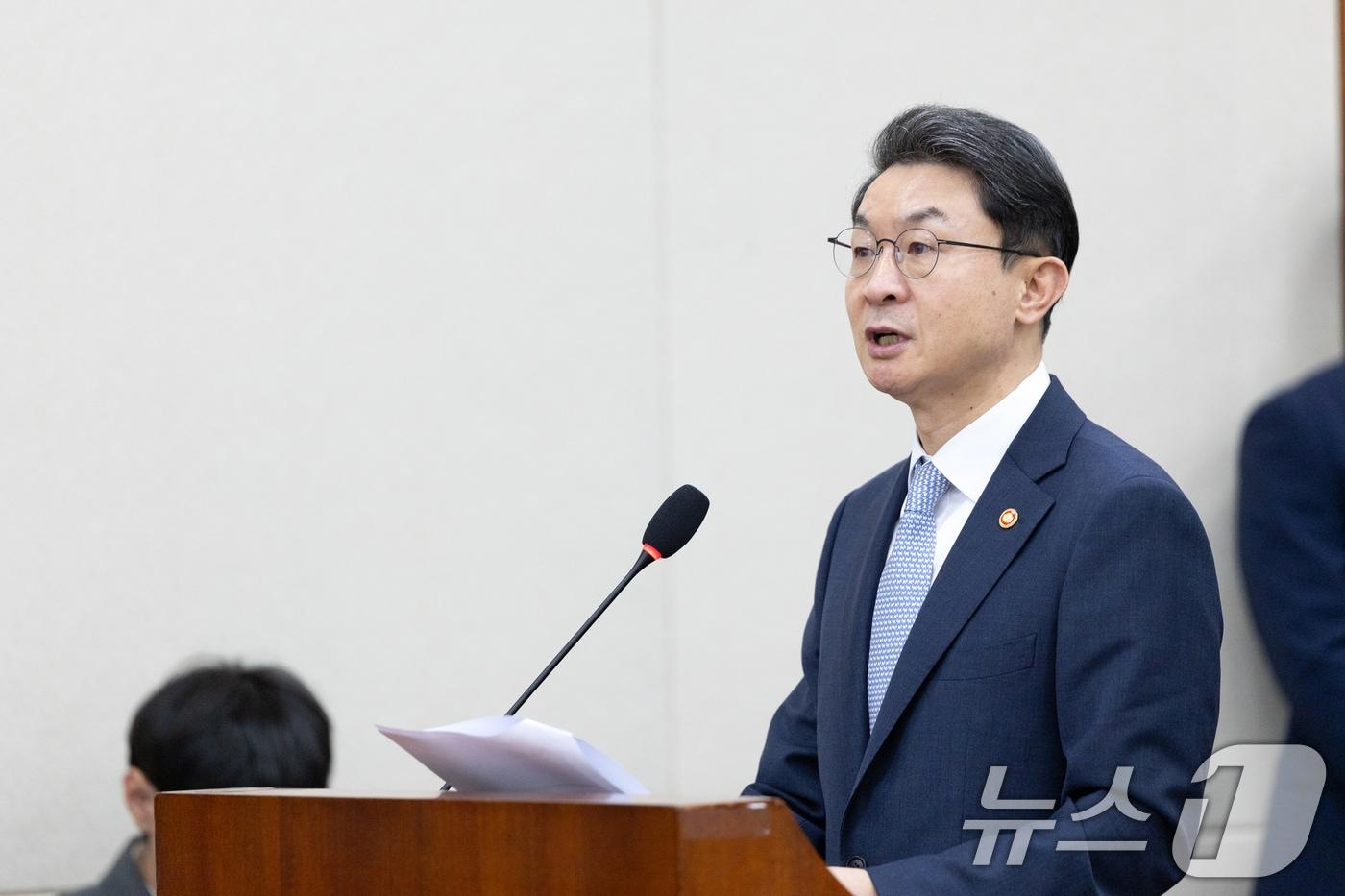 이억원 금융위원장이 20일 서울 여의도 국회에서 열린 정무위원회 금융위원회 등에 대한 국정감사에 출석해 의원 질의에 답변하고 있다. 2025.10.20/뉴스1 ⓒ News1 이승배 기자