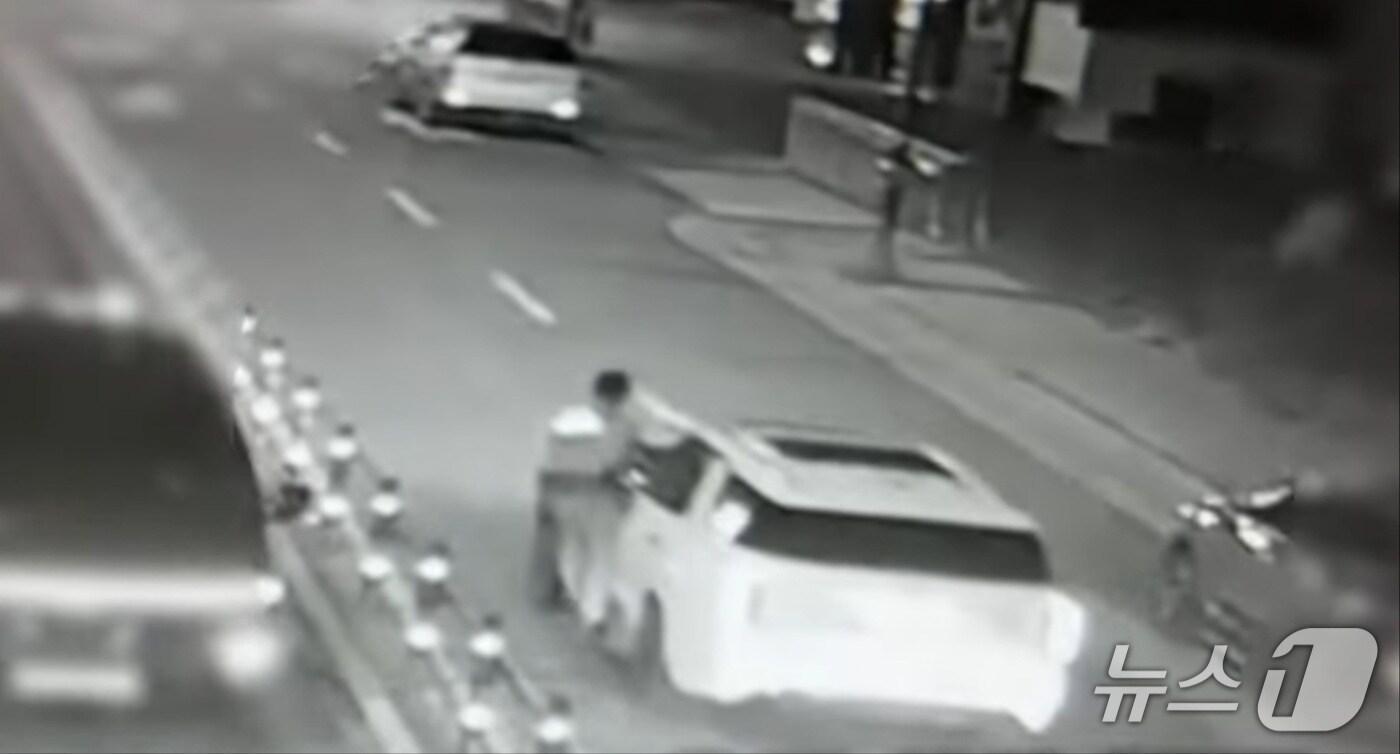 경찰관을 차량에 매달고 도주한 음주운전자./뉴스1
