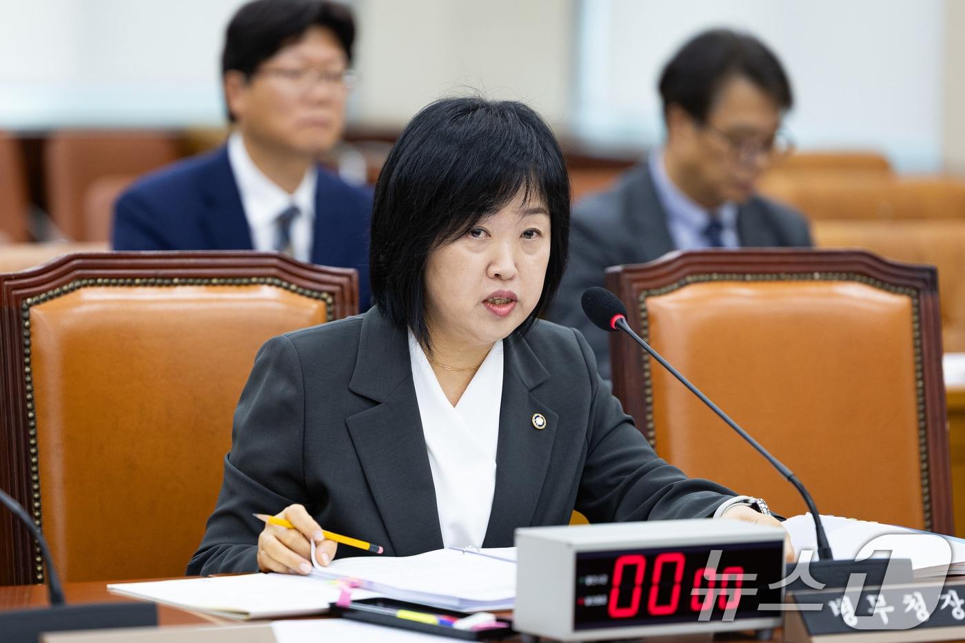 홍소영 병무청장이 20일 서울 여의도 국회에서 열린 국방위원회의 병무청 등에 대한 국정감사에서 의원 질의에 답하고 있다. 2025.10.20/뉴스1 ⓒ News1 유승관 기자