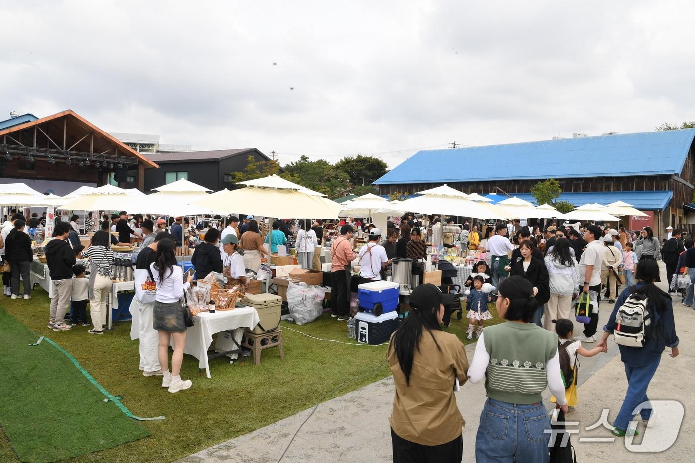 전북 완주군은 &#39;2025년 보부상·농부마켓&#39; 행사가 성황리에 마무리됐다고 20일 밝혔다.&#40;완주군 제공. 재판매 및 DB금지&#41;2025.10.20/뉴스1