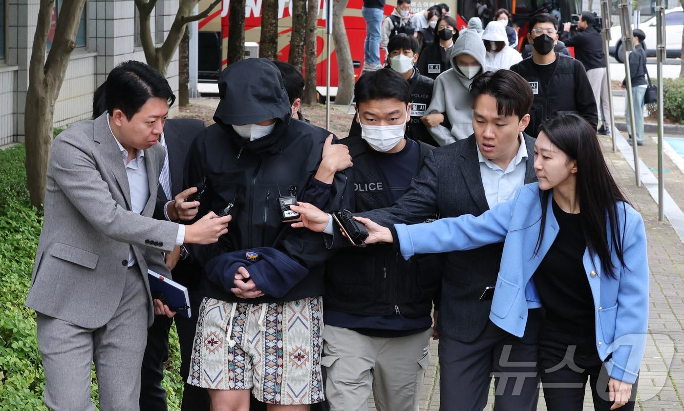 캄보디아 송환 피의자들이 20일 충남 홍성 대전지법 홍성지원에서 구속 전 피의자심문&#40;영장실질심사&#41;을 받기 위해 법정으로 들어서고 있다. 이날 홍성지원에서는 충남경찰청에서 사기 혐의로 수사받는 캄보디아 송환자 45명의 영장실질심사가 진행된다. 2025.10.20/뉴스1 ⓒ News1 김기태 기자