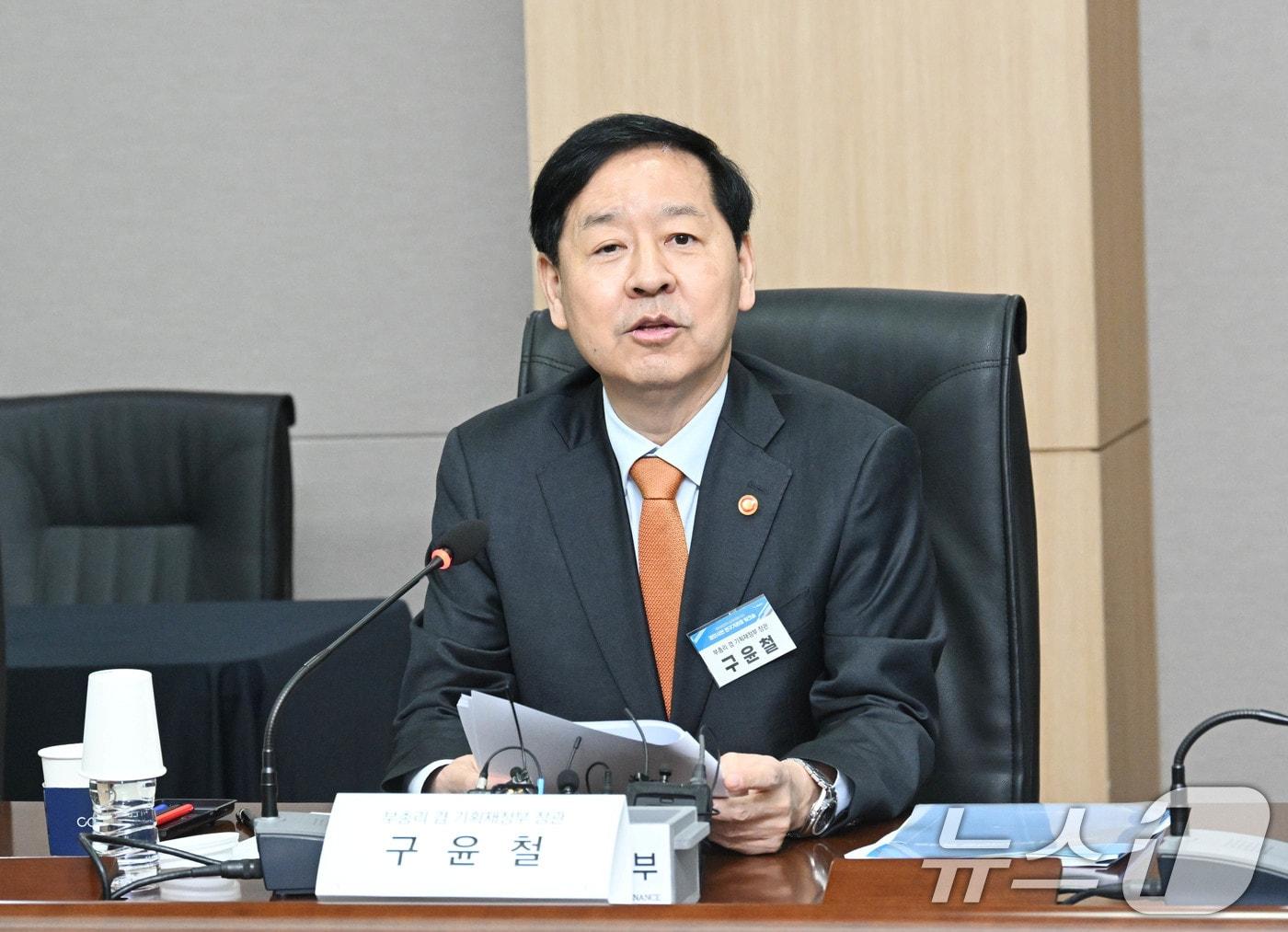 본문 이미지 - 구윤철 경제부총리 겸 기획재정부 장관이 20일 세종시 세종국책연구단지에서 열린 경제분야 경제인문사회 연구회 기관장 워크숍에 참석해 모두발언을 하고 있다. (기획재정부 제공. 재판매 및 DB 금지) 2025.10.20/뉴스1