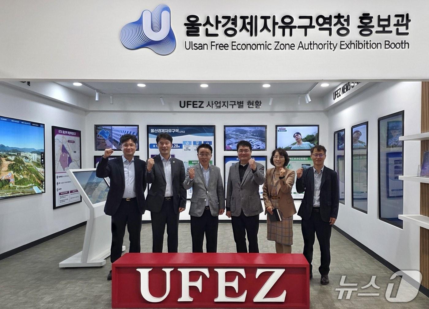 본문 이미지 - 20일 울산경제자유구역청 홍보관에서 박성호 부산진해경제자유구역청장&#40;왼쪽 3번째&#41;과 류재균 울산경제자유구역청 사업총괄본부장&#40;왼쪽 4번째&#41;이 함께 기념촬영을 하고 있다.&#40;경자청 제공. 재판매 및 DB 금지&#41;