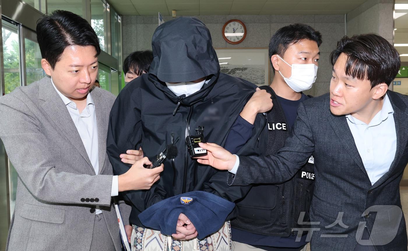 캄보디아 송환 피의자들이 20일 충남 홍성 대전지법 홍성지원에서 구속 전 피의자심문(영장실질심사)을 받기 위해 법정으로 들어서고 있다. 이날 홍성지원에서는 충남경찰청에서 사기 혐의로 수사받는 캄보디아 송환자 45명의 영장실질심사가 진행된다. 2025.10.20/뉴스1 ⓒ News1 김기태 기자