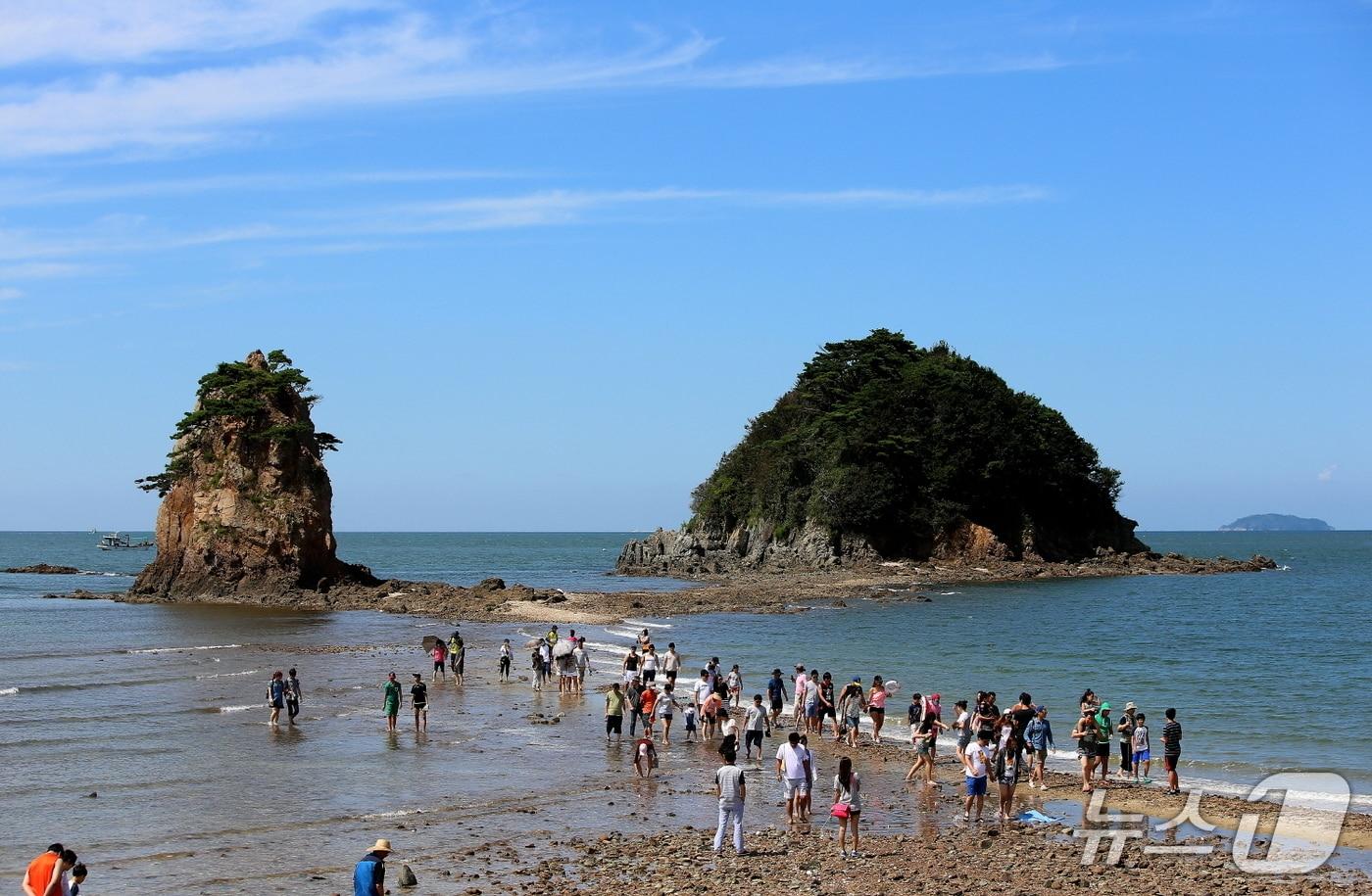 본문 이미지 - 태안8경 꽃지해수욕장 할미할아비 바위 모습(태안군 제공. 재판매 및 DB금지)2025.10.20/뉴스1