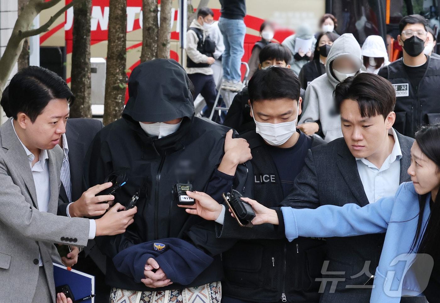 캄보디아 송환 피의자들이 20일 충남 홍성 대전지법 홍성지원에서 구속 전 피의자심문(영장실질심사)을 받기 위해 법정으로 들어서고 있다. 이날 홍성지원에서는 충남경찰청에서 사기 혐의로 수사받는 캄보디아 송환자 45명의 영장실질심사가 진행된다. 2025.10.20/뉴스1 ⓒ News1 김기태 기자