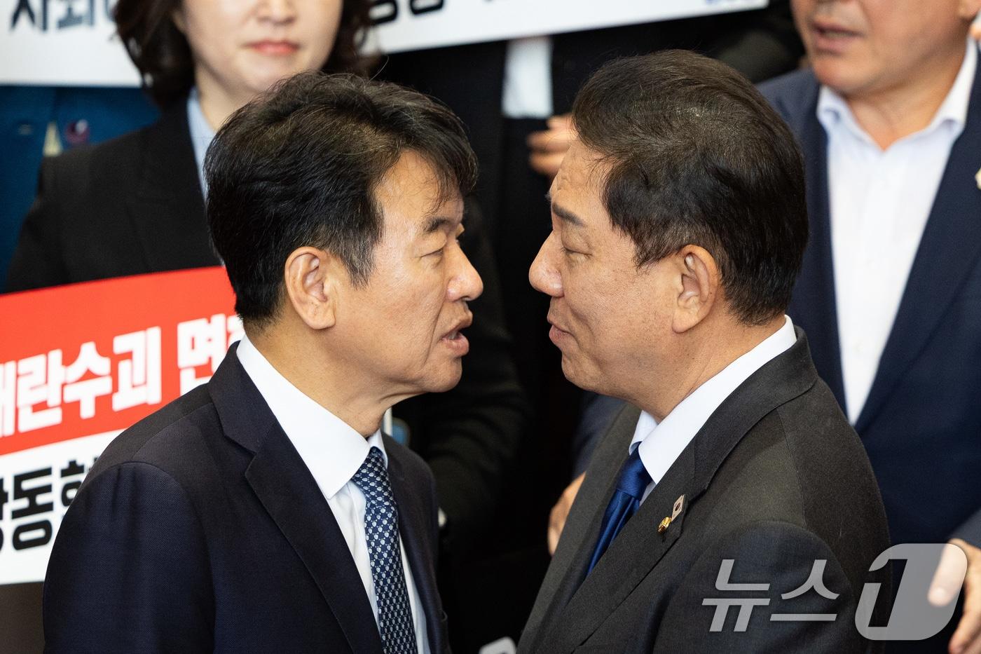 김병기 더불어민주당 원내대표와 문진석 원내운영수석부대표가 지난 20일 서울 여의도 국회 로텐더홀에서 열린 내란수괴 면회 극우선동 장동혁 규탄 기자회견에 앞서 대화하고 있다. 2025.10.20/뉴스1 ⓒ News1 유승관 기자