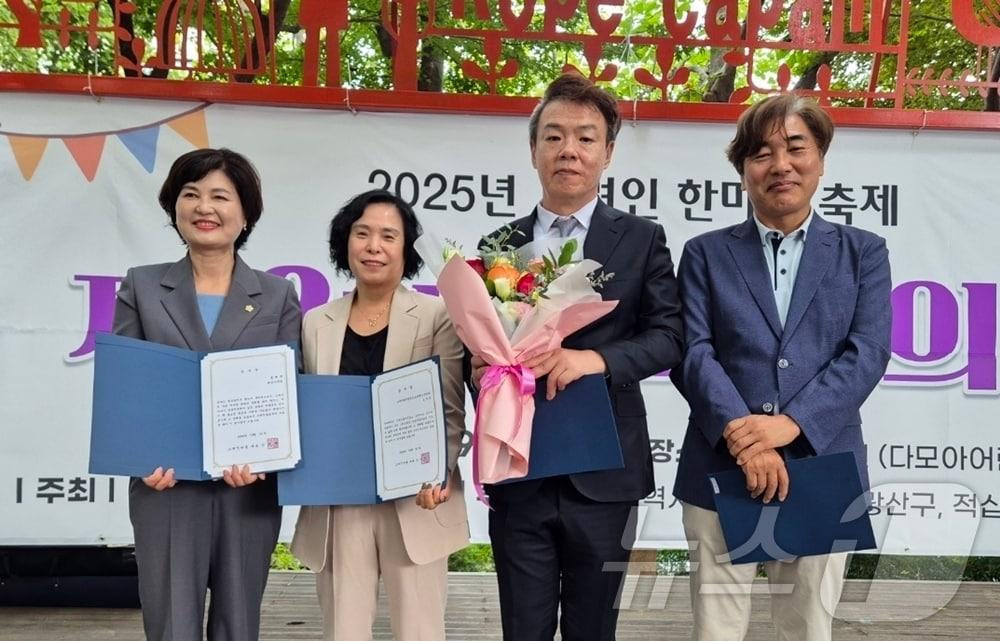 본문 이미지 - 송창영 광주대 건축학부 교수&#40;오른쪽 첫번째&#41;가 19일 광주 광산구 월곡동에서 열린 고려인의 날 행사에서 감사장을 받고 있다. &#40;광주대 제공. 재배포 및 DB 금지&#41;