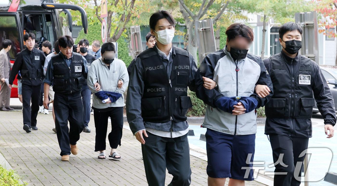 캄보디아 송환 피의자들이 20일 충남 홍성 대전지법 홍성지원에서 구속 전 피의자심문&#40;영장실질심사&#41;을 받기 위해 법정으로 이송되고 있다. 이날 홍성지원에서는 충남경찰청에서 사기 혐의로 수사받는 캄보디아 송환자 45명의 영장실질심사가 진행된다. 2025.10.20/뉴스1 ⓒ News1 김기태 기자