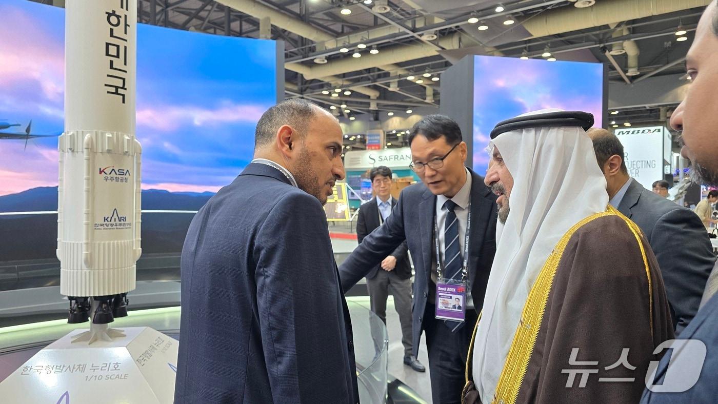 20일 경기 고양 킨텍스에서 열린 우주항공·방위산업 박람회 &#39;ADEX2025&#39;에서 사우디아라비아 왕립연구소 방문단이 한국항공우주연구원 관계자로부터 누리호 설명을 듣고 있다./뉴스1 ⓒ News1 윤주영 기자