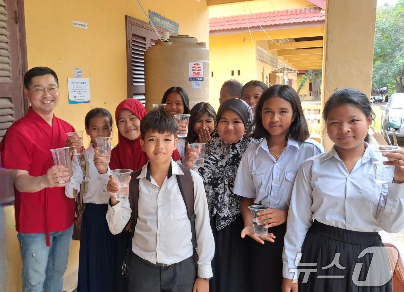 본문 이미지 - 서일권 세상을이어가는끈 상임이사가 캄보디아에서 현지 아이들과 찍은 사진. 서 씨는 지난 12일까지 캄보디아 깹&#40;KEP&#41; 지역에서 봉사활동을 다녀왔다. &#40;서일권 씨 제공. 재판매 및 DB금지&#41; 2025.10.20/뉴스1 ⓒ News1 이수민 기자