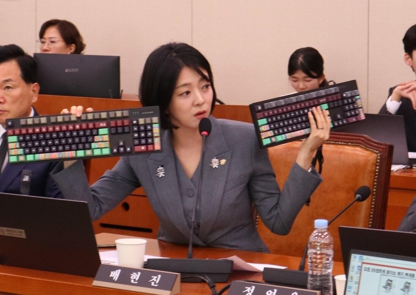 배현진 국민의힘 의원이 14일 문화체육관광위원회의 문화체육관광부 대상 국정감사에서 중국 쇼핑몰 내 뮷즈 짝퉁 상품들이 팔리는 문제를 지적하고 있다. (배현진 의원실 제공)