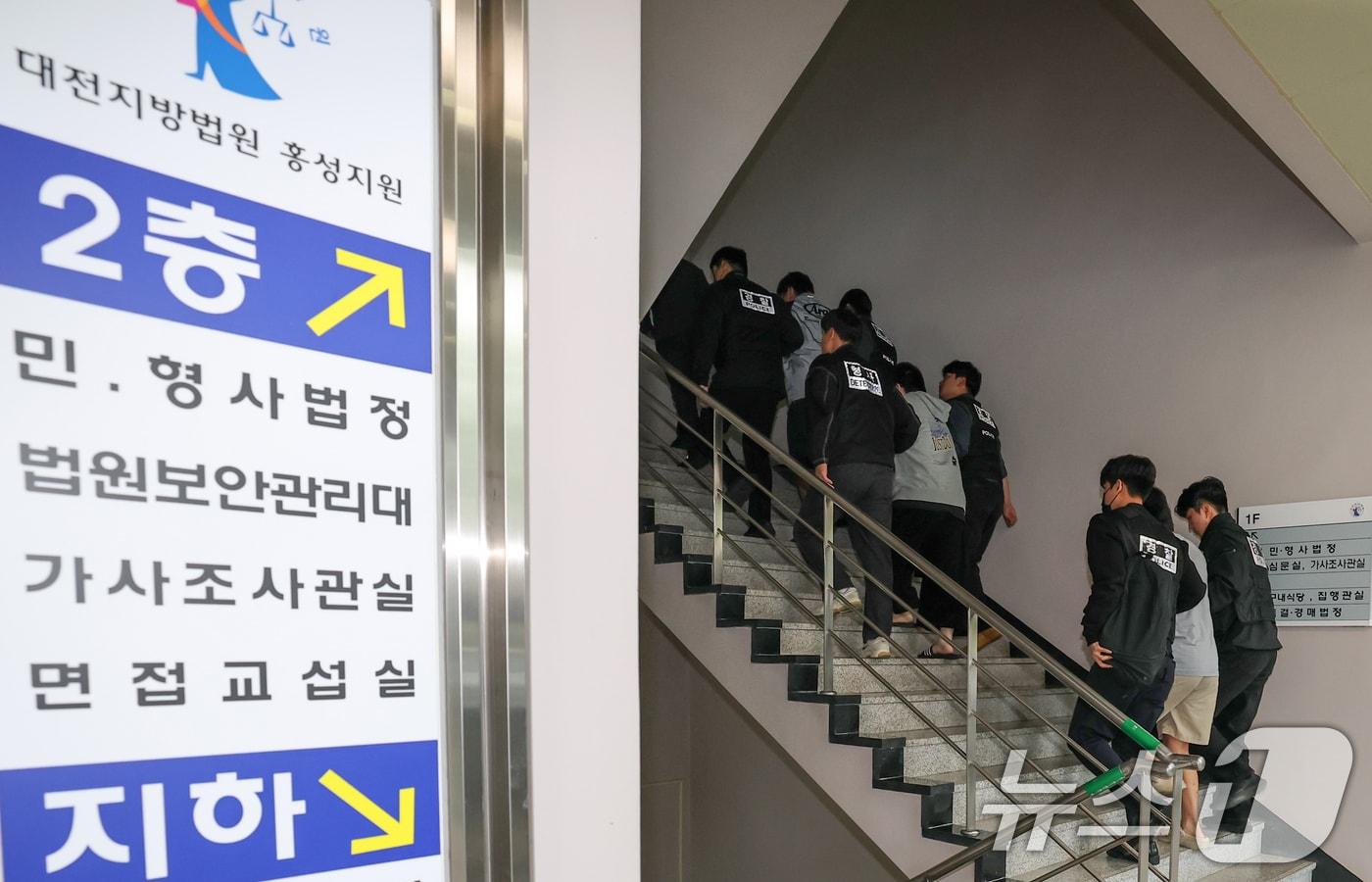 캄보디아 송환 피의자들이 20일 충남 홍성 대전지법 홍성지원에서 구속 전 피의자심문(영장실질심사)을 받기 위해 법정으로 이송되고 있다. 2025.10.20/뉴스1 ⓒ News1 김기태 기자