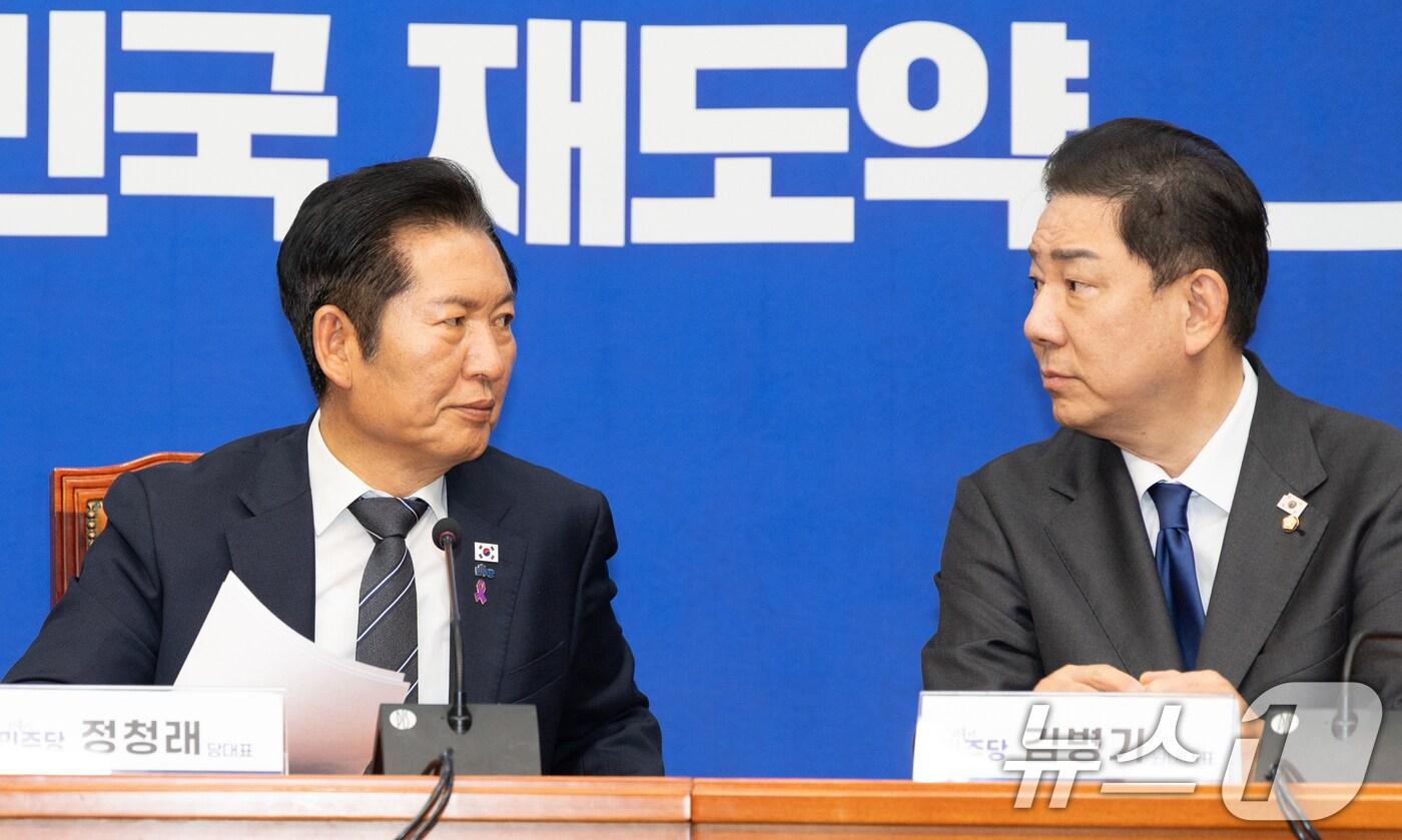 본문 이미지 - 정청래 더불어민주당 대표가 20일 서울 여의도 국회에서 사법개혁특별위원회 사법개혁안 발표 모두발언을 마치고 김병기 원내대표와 눈빛을 교환하고 있다. 2025.10.20/뉴스1 ⓒ News1 이승배 기자