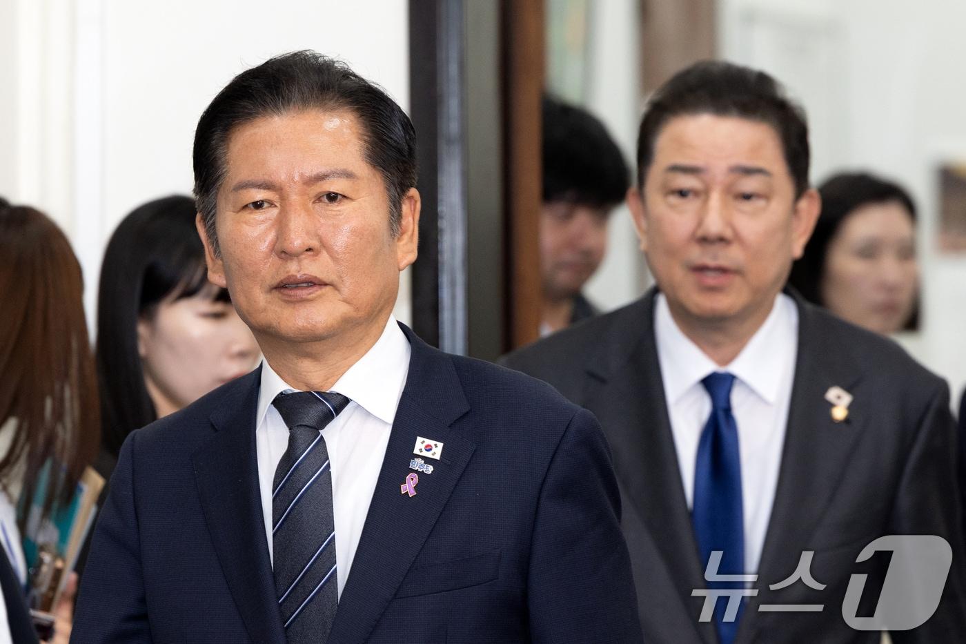 정청래 더불어민주당 대표가 20일 서울 여의도 국회에서 사법개혁특별위원회 사법개혁안 발표를 위해 김병기 원내대표와 함께 회의실로 들어서고 있다. 2025.10.20/뉴스1 ⓒ News1 이승배 기자