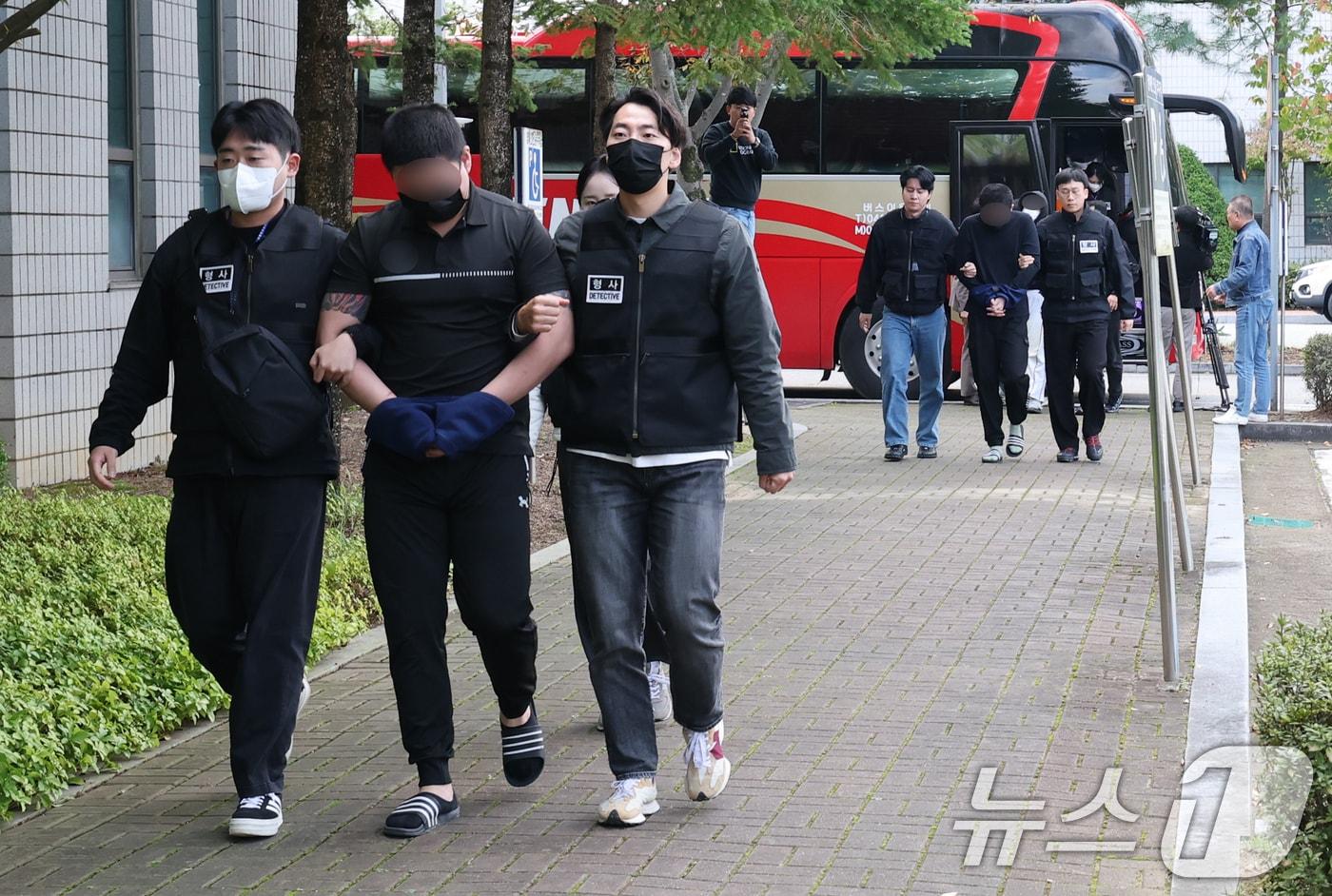 캄보디아 송환 피의자들이 20일 충남 홍성 대전지법 홍성지원에서 구속 전 피의자심문&#40;영장실질심사&#41;을 받기 위해 법정으로 이송되고 있다. 이날 홍성지원에서는 충남경찰청에서 사기 혐의로 수사받는 캄보디아 송환자 45명의 영장실질심사가 진행된다. 2025.10.20/뉴스1 ⓒ News1 김기태 기자