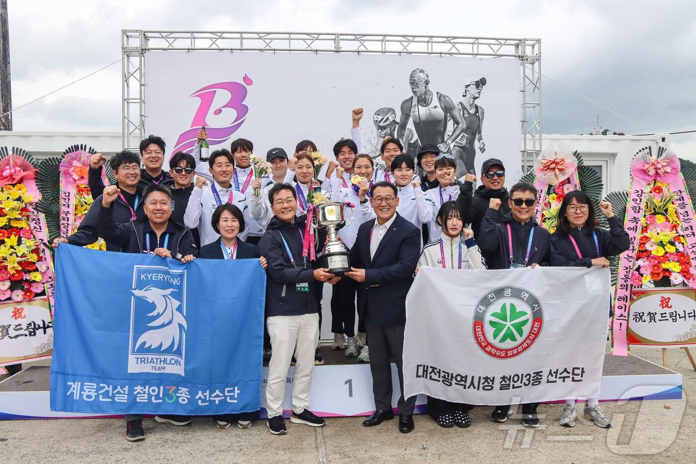 지난 18일 제106회 전국체육대회 철인3종경기에서 종합우승을 차지한 대전시 선수들과 대전시체육회 이승찬 회장(맨앞줄 왼쪽에서 세 번째)을 비롯한 관계자들이 우승기념촬영을 진행하고 있다. (계룡건설 제공. 재판매 및 DB금지) 2025.10.20/뉴스1 ⓒ News1 이동원 기자