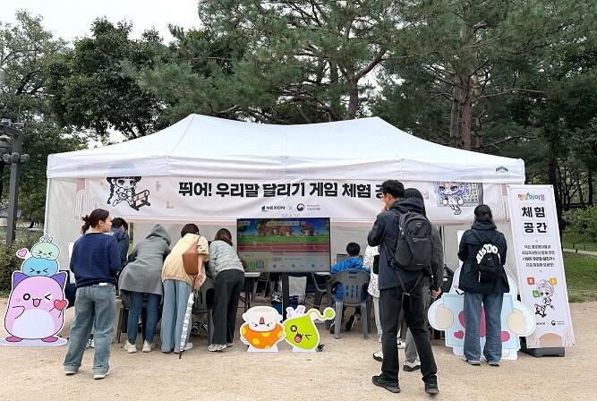 본문 이미지 - 넥슨과 국립국어원이 '헬로메이플' 기반 우리말 콘텐츠 개발 및 확산 협업을 위한 양해각서(MOU)를 체결했다. 사진은 양 기관이 이달 18일 '2025 한글 한마당' 행사 '국어 사랑 받아쓰기' 대회 현장에서 운영한 부스.(넥슨 제공. 재판매 및 DB금지)2025.10.20/뉴스1
