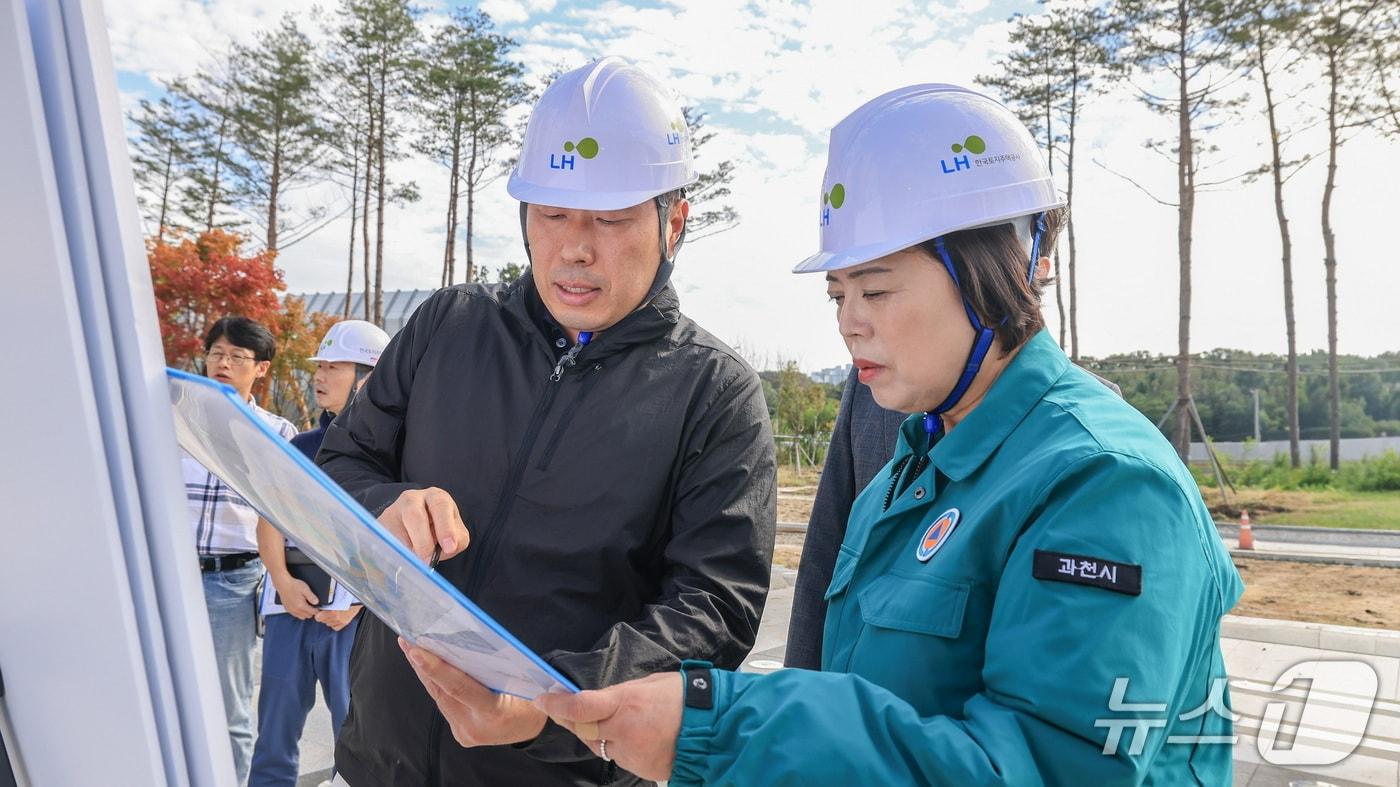 본문 이미지 - 신계용 과천시장(오른쪽)이 과천지식정보타운 내 공원 및 하천 조성 사업의 진행 상황을 점검하고 있다.(과천시 제공)